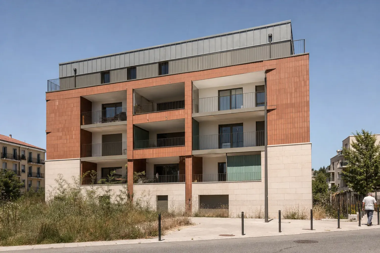 Immeuble contemporain de quatre étages en périphérie, acrotère de zinc et balcons décalés